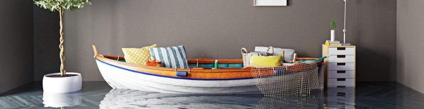 Bunte Bootsmodelle mit Kissen in einem modernen Raum mit Wasserschaden neben einer Pflanze und einem Nachttisch.